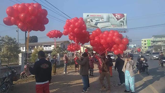 缅甸仰光暴发大规模反军方游行示威，军方出动军警控制局面，仰光网络再次中断（组图） - 30