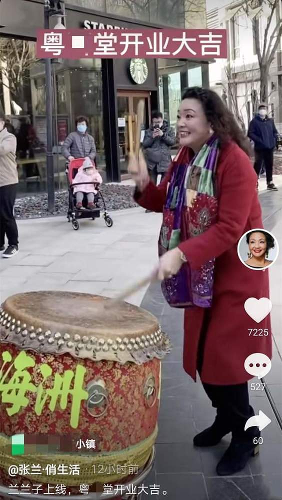 大S婆婆张兰现身街边，蓬头散发不顾形象，奋力打鼓似卖艺遭围观（组图） - 1