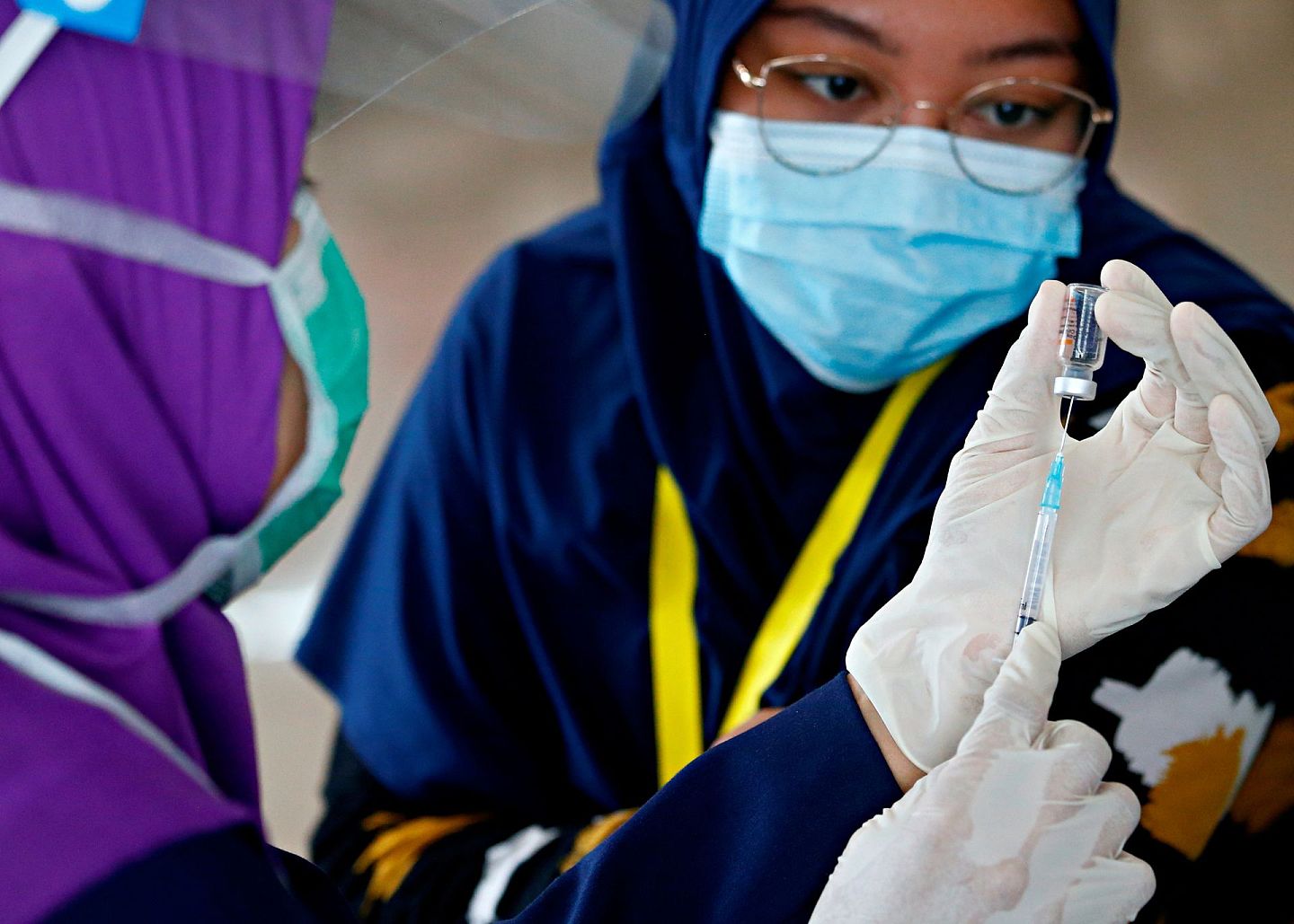 印尼新冠肺炎疫情：图为1月27日雅加达一名医护人员在准备为同业注射中国科兴疫苗。（Reuters）