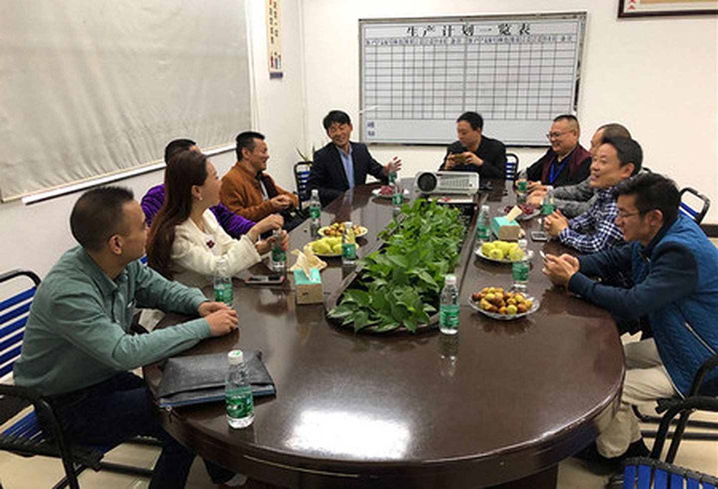 李小琼（左二）与多名男性官员交流画面。（惠州市常德商会官网）