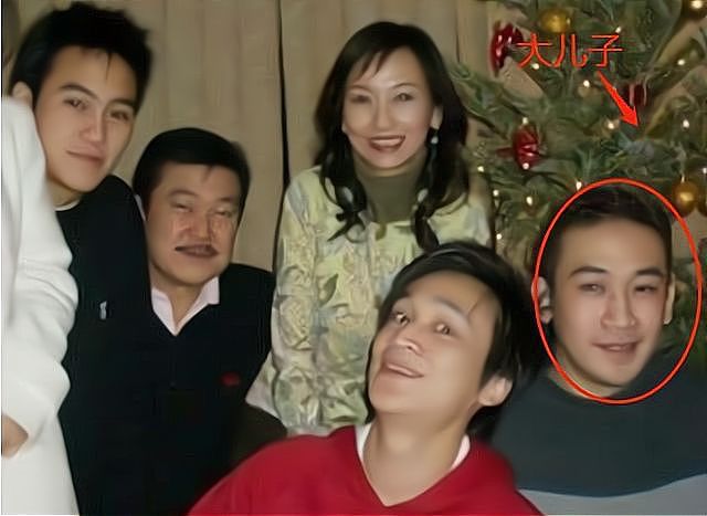 赵雅芝的三个儿子，同一个妈妈不同爸爸，如今颜值差距很明显（视频/组图） - 4