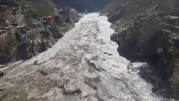 印度北部的北安查尔邦（Uttarakhand，北与中国接壤）7日发生冰川断裂事件，爆发大规模洪水。 （图／路透）