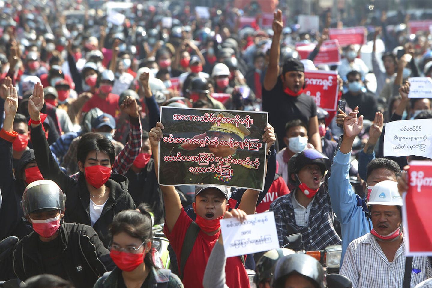 2月7日缅甸示威者在曼德勒游行，抗议军政府政变。（AP）