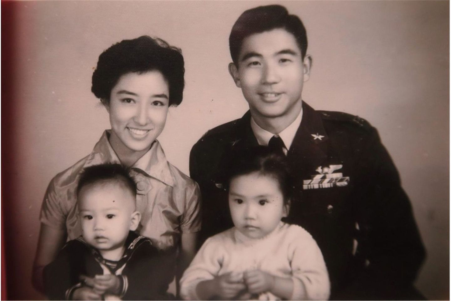 张立义为台湾空军第35中队“黑猫中队”的U2高空侦察机飞行员，于1965年在内蒙古上空遭解放军击落，遂留在大陆生活，直到1982年才获释，经由香港前往美国，并与分离多年的妻子张家淇破镜重圆。（台空军司令部）