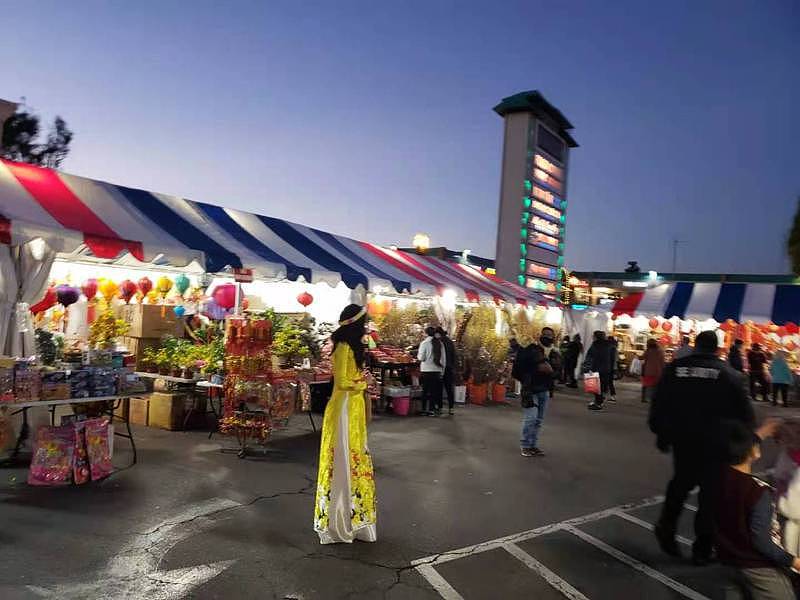 小西贡新年花市，今年人气不如往年，但新增不少华人商家地摊，还是吸引不少人气。 （记...