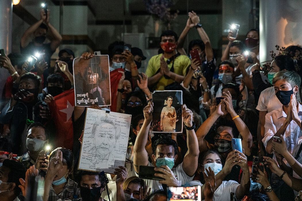 抗议者上周四聚集在曼谷的缅甸大使馆外谴责政变，一些人举着被关押的文职领导人昂山素季的照片。