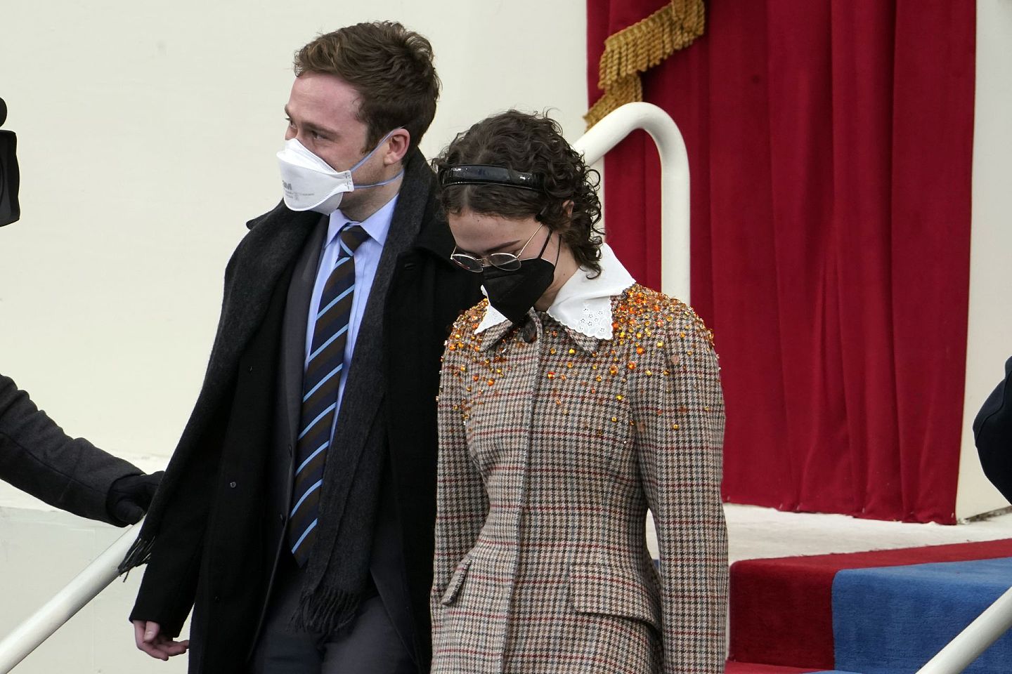 2021年1月20日，美国副总统贺锦丽的继女埃姆霍夫（右）现身就职典礼。（AP）