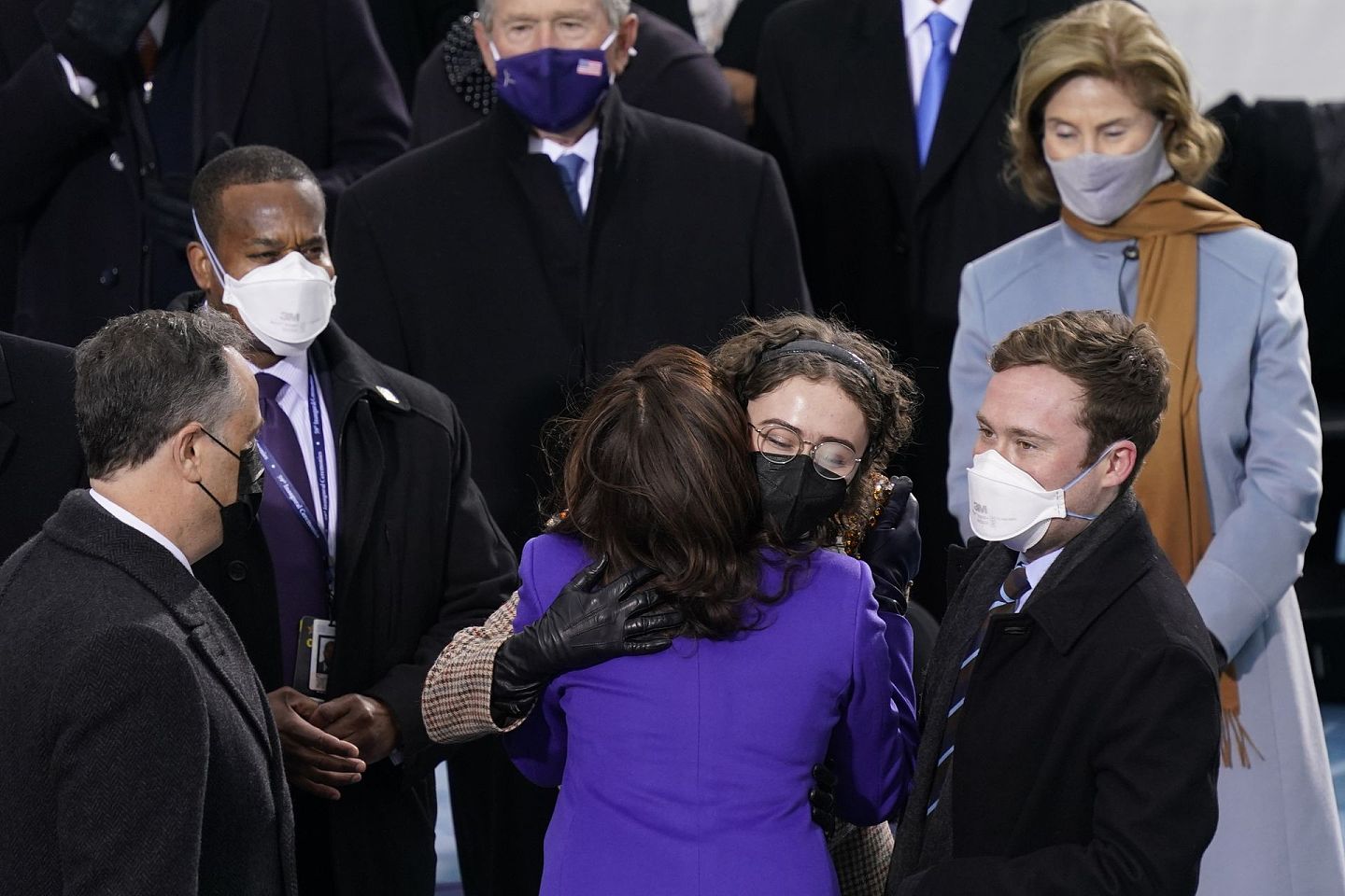 2021年1月20日，就职典礼现场，美国副总统贺锦丽与埃姆霍夫拥抱。（AP）