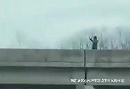 华裔少年公路寻死，惨遭美警击毙“他举起双手时，得到的却是无情的子弹”（组图） - 1