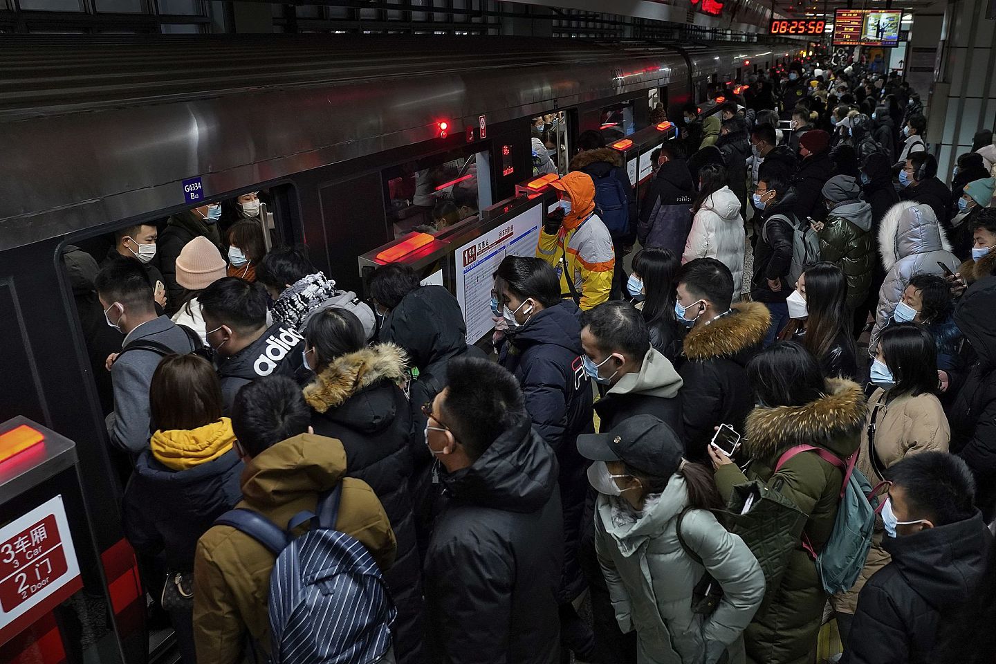 中国春节期间的北京地铁站。农历新年通常是世界上最大规模的年度人口迁移。（AP）