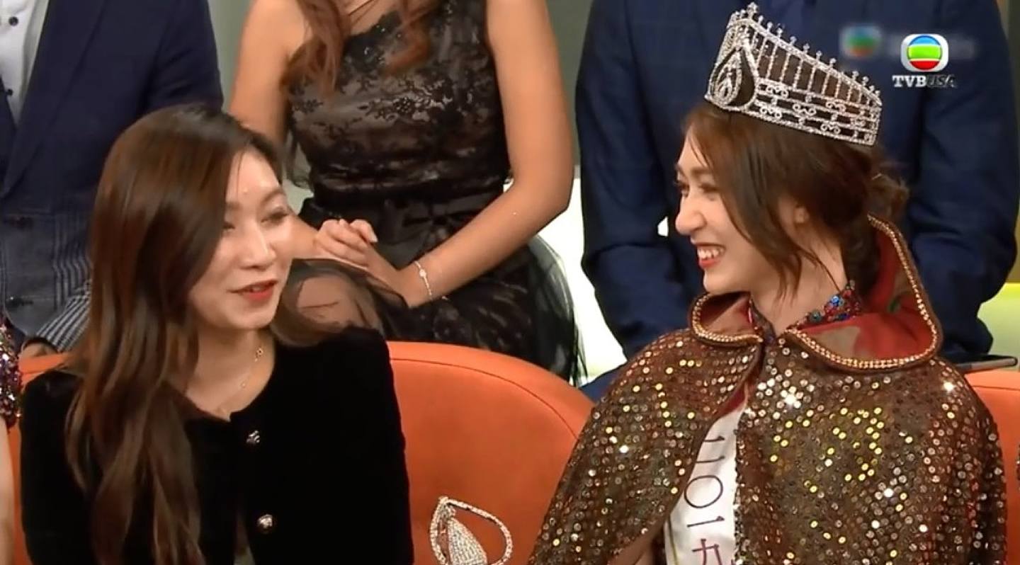 事主疑為2019港姐冠軍黃嘉雯的胞姐（左）。（節目截圖）