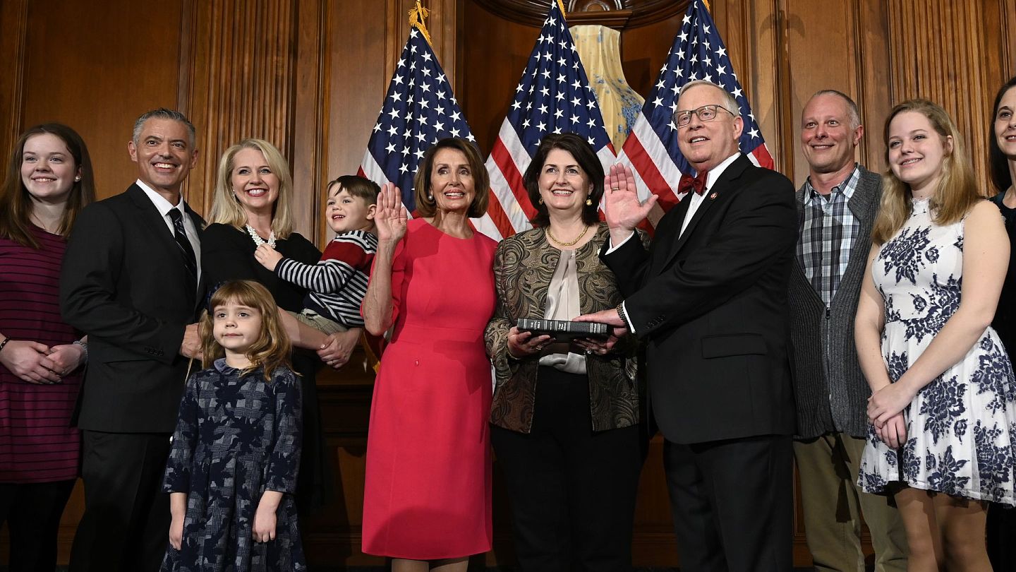 美国新冠肺炎疫情：图为2019年1月3日，美国共和党得克萨斯州众议员赖特（右四）与众议院议长佩洛西（右六）一起在国会参与宣誓仪式。（AP）