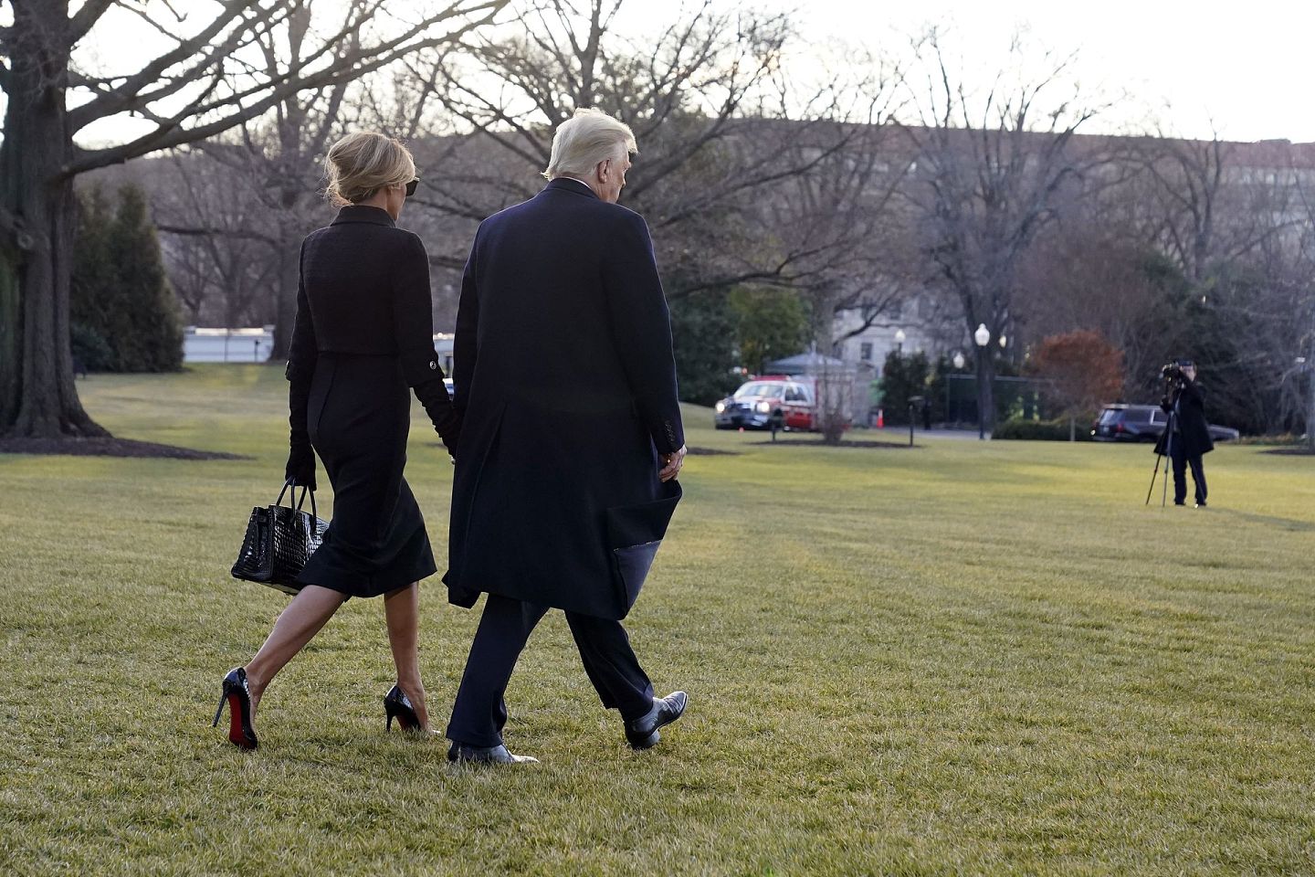 2021年1月20日，特朗普和妻子梅拉尼娅准备离开白宫。（AP）