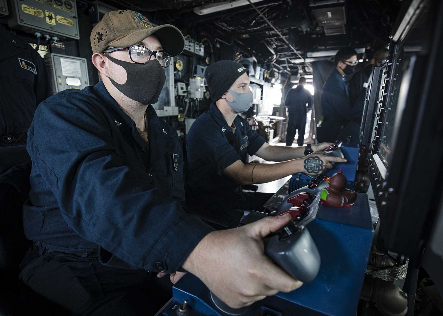 2021年2月5日，美国第七舰队公开驱逐舰“麦凯恩”号内部指挥室画面。（美国第七舰队官网）