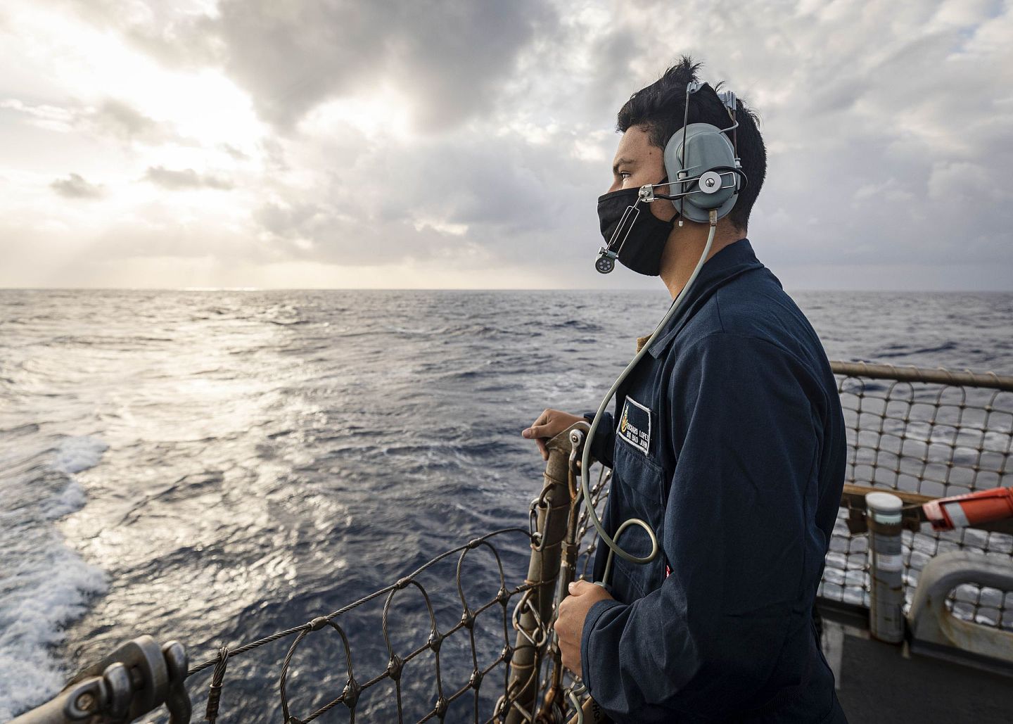 2021年2月5日，美国驱逐舰“麦凯恩”号进入南海西沙群岛海域后，工作人员进行警戒观察。（美国第七舰队官网）