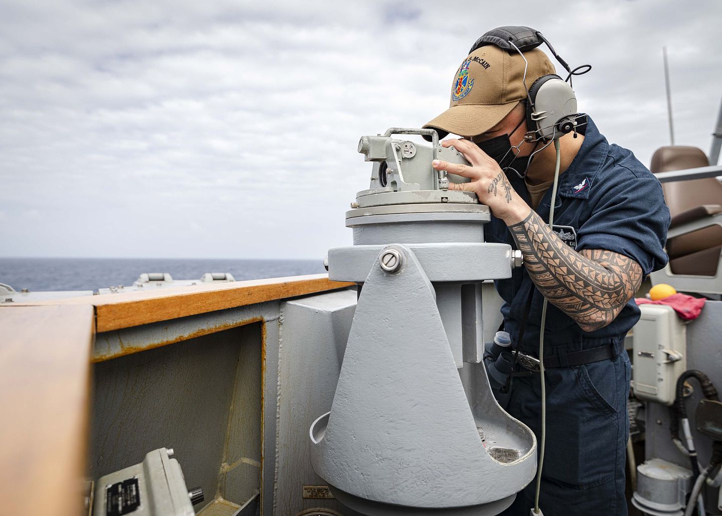 2021年2月5日，美国驱逐舰“麦凯恩”号工作人员进行观察。（美国第七舰队官网）