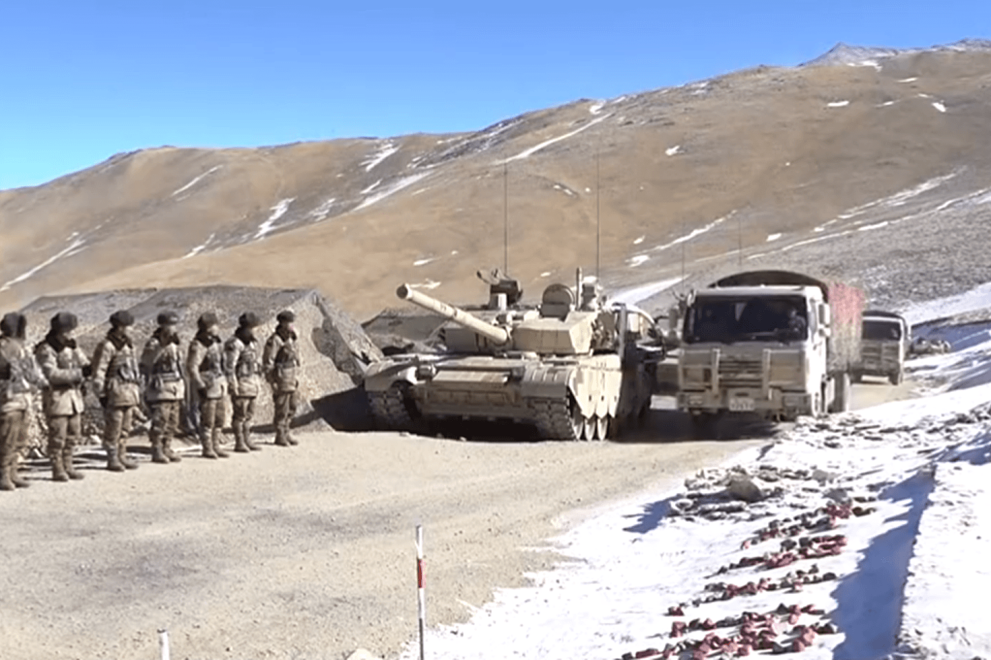 99A坦克抵达解放军驻喀喇昆仑山秋迪俭革拉哨所。（中国央视视频截图）