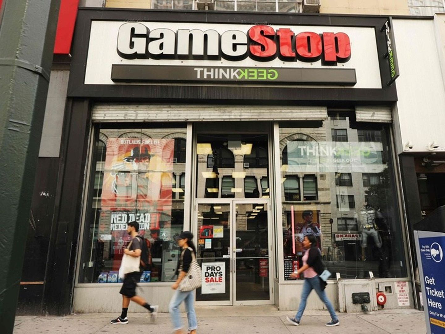 美国“游戏驿站”（GameStop）商店股价遭对冲基金作空，因而被散户于2021年1月锁定为狙击金融寡头的目标，由此引发了散户与华尔街巨鳄间的大战。（Getty）