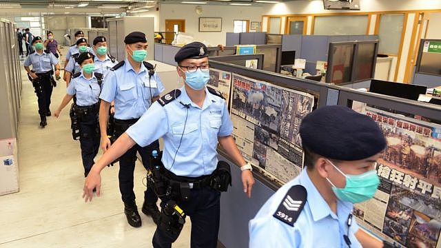香港警察进入将军澳《苹果日报》报社执行搜查（10/8/2020）