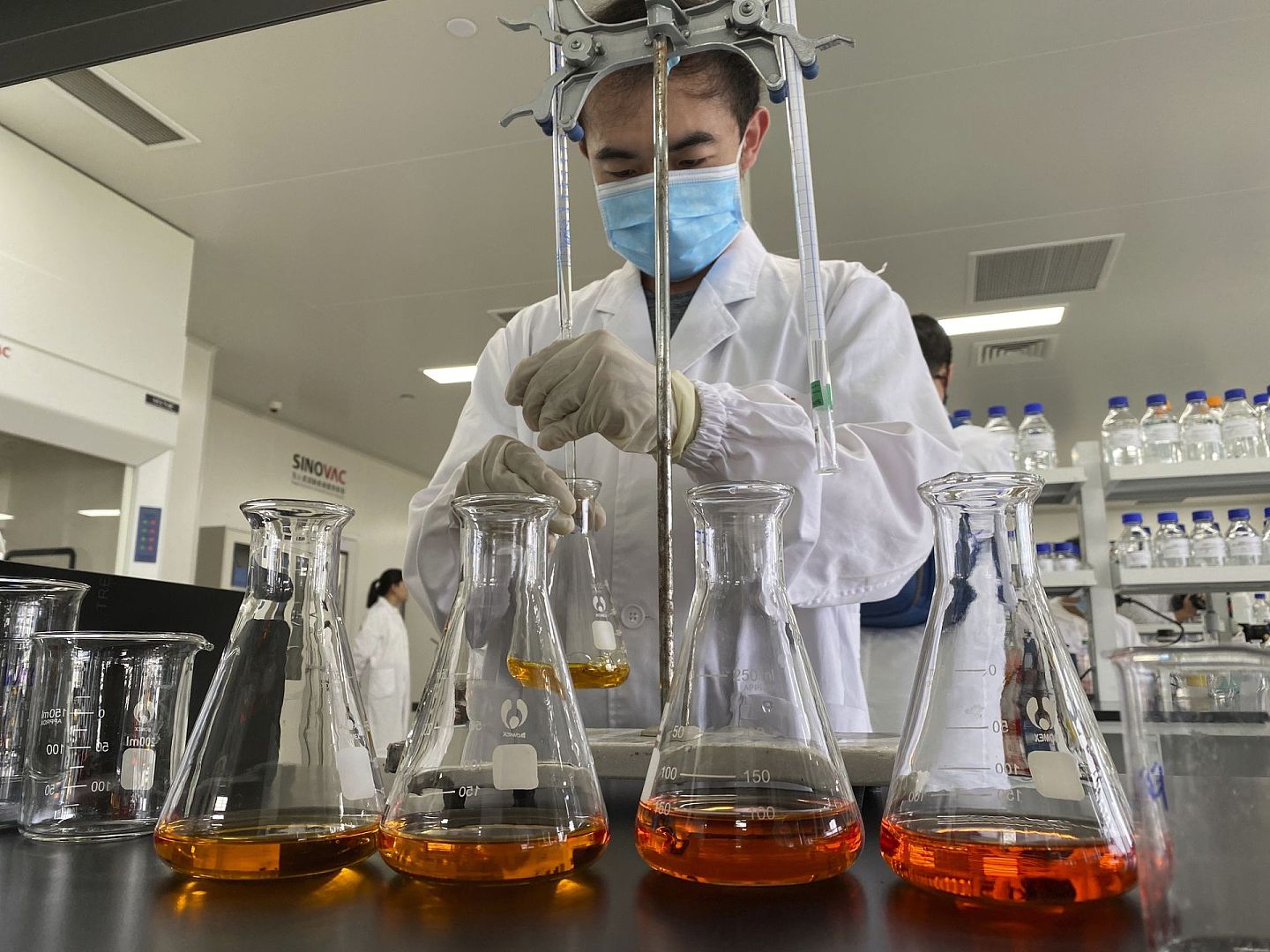 2020年9月24日，一名工人在北京科兴疫苗工厂的实验室里工作。（AP）