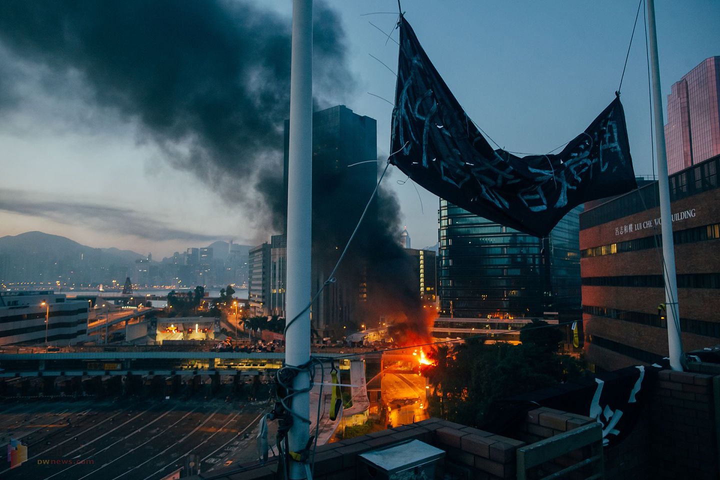 2019年修例风波令香港深陷回归中国以来最大危机。图为2019年11月18日，示威者在多个香港理工大学出入口燃烧路障，阻止警方冲入校园。（HK01）