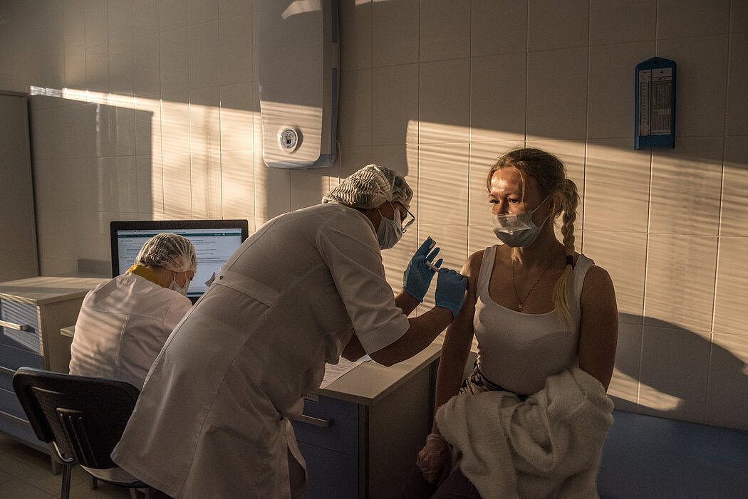 去年12月初，医护人员在莫斯科一家诊所为一名医生接种俄罗斯的Sputnik V新冠疫苗。业界领先的医学杂志《柳叶刀》发表的试验结果显示，Sputnik V疫苗的有效率为91.6%。