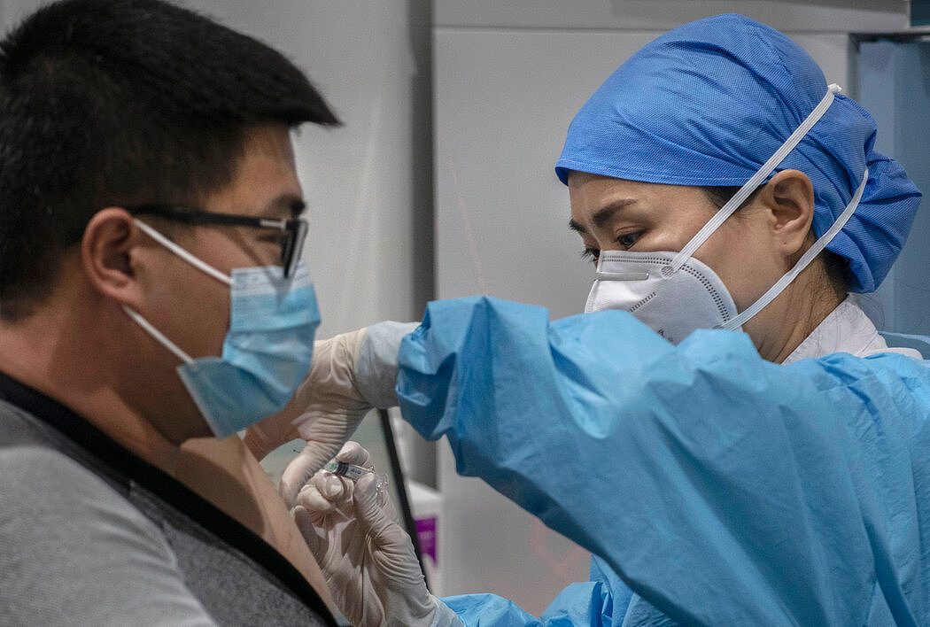 一名中国医务工作者在北京接种新冠疫苗。对于“有效性”到底衡量什么、意味什么的困惑引发了人们对疫苗——以及一些疫苗是否比其他疫苗更有效的怀疑。