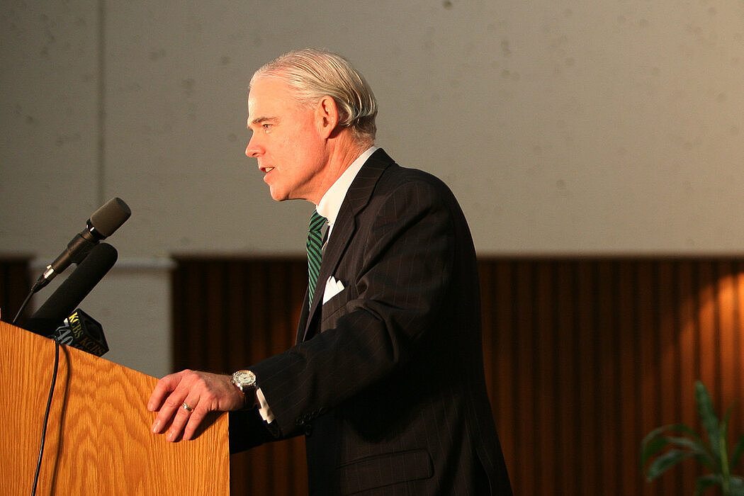 顶尖的保守派律师查尔斯·J·库珀出人意料地表达了对审判合宪性的支持。