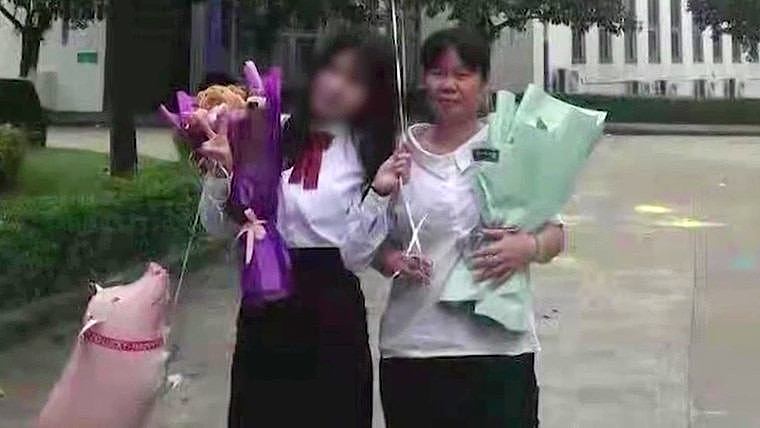 23岁女员工（左）毕业时与母亲合照。 翻摄自《澎湃新闻》