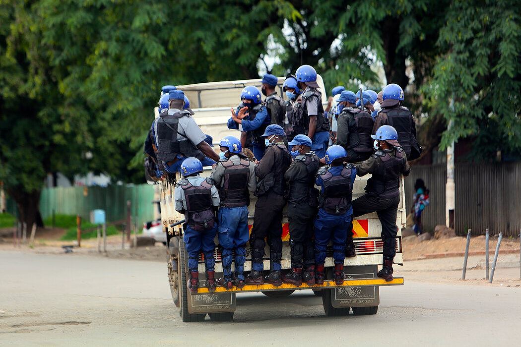 上个月，警察在津巴布韦的哈拉雷巡逻。