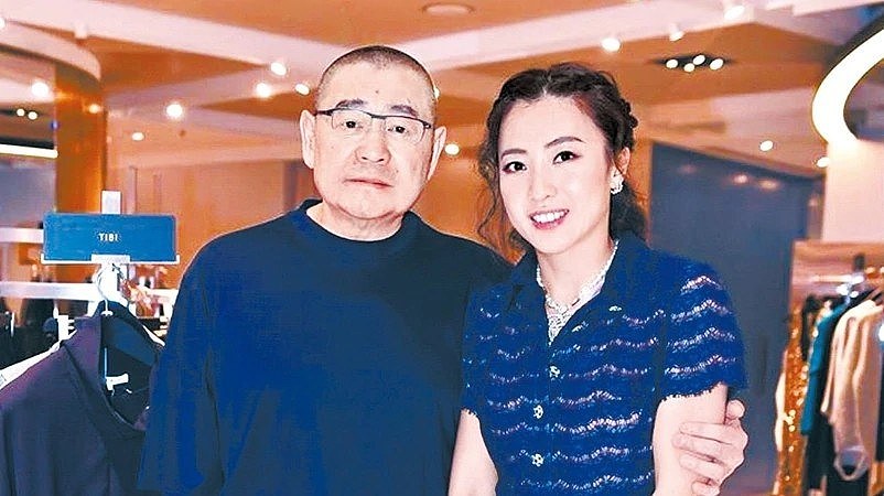 70岁刘銮雄消瘦露面，妻子甘比已独当一面与几大富豪合作做生意（组图） - 1