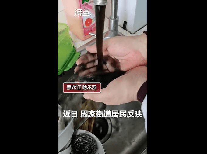 居民家水黑如墨，自来水公司却称水质合格，网友吐槽：黑的都能写春联（视频/组图） - 1