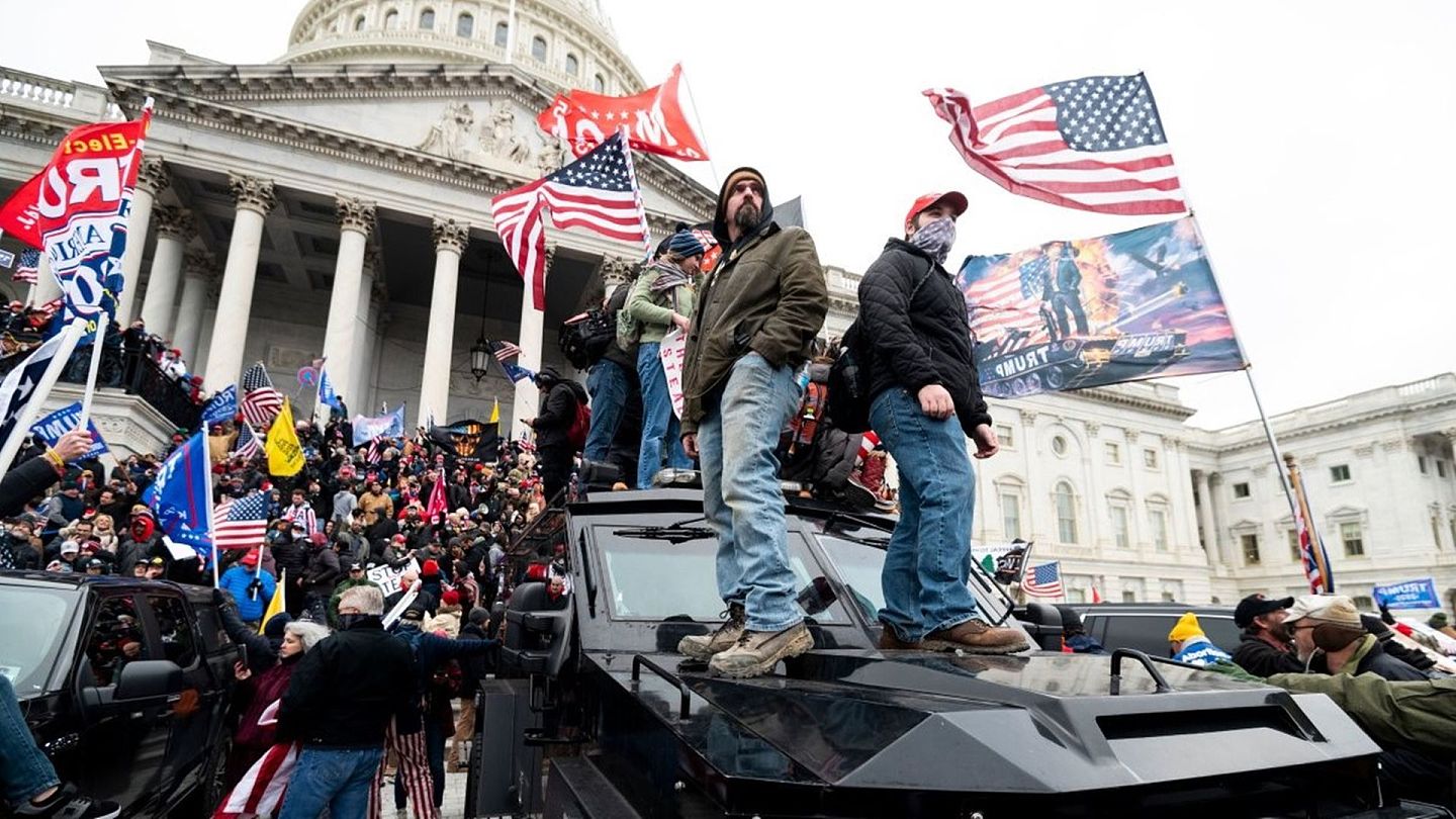 2021年1月6日不满大选结果的特朗普支持者，攻占美国国会大厦，其中几名支持者还站到了警方的武装车辆上。（Getty）