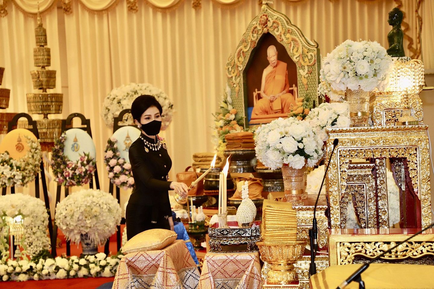 2021年2月8日，泰国王妃诗妮娜亮相位于曼谷的Wat Dhammamongkol寺院。（Twitter@Royal World Thailand）