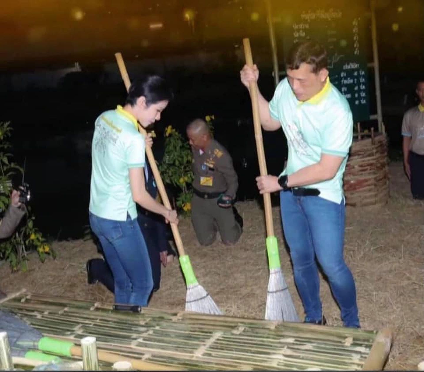 2021年1月12日，社交媒体上流出泰国国王哇集拉隆功与王妃诗妮娜在监狱扫地照片。（Facebook@Pavin Chachavalpongpun）