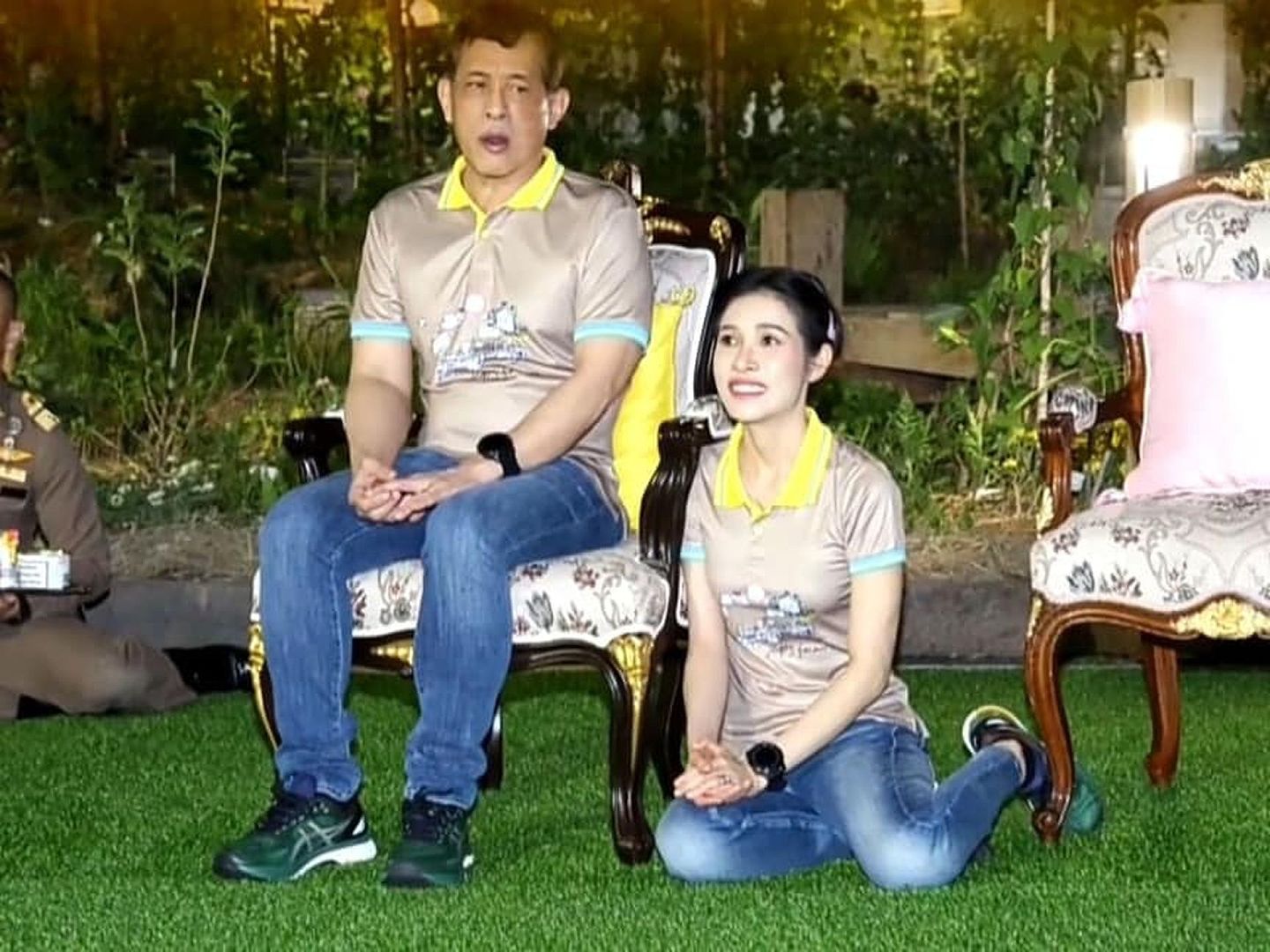2021年1月12日，泰国国王哇集拉隆功与王妃诗妮娜参观一座监狱照片，该监狱曾关押过王妃诗妮娜。（Facebook@Pavin Chachavalpongpun）