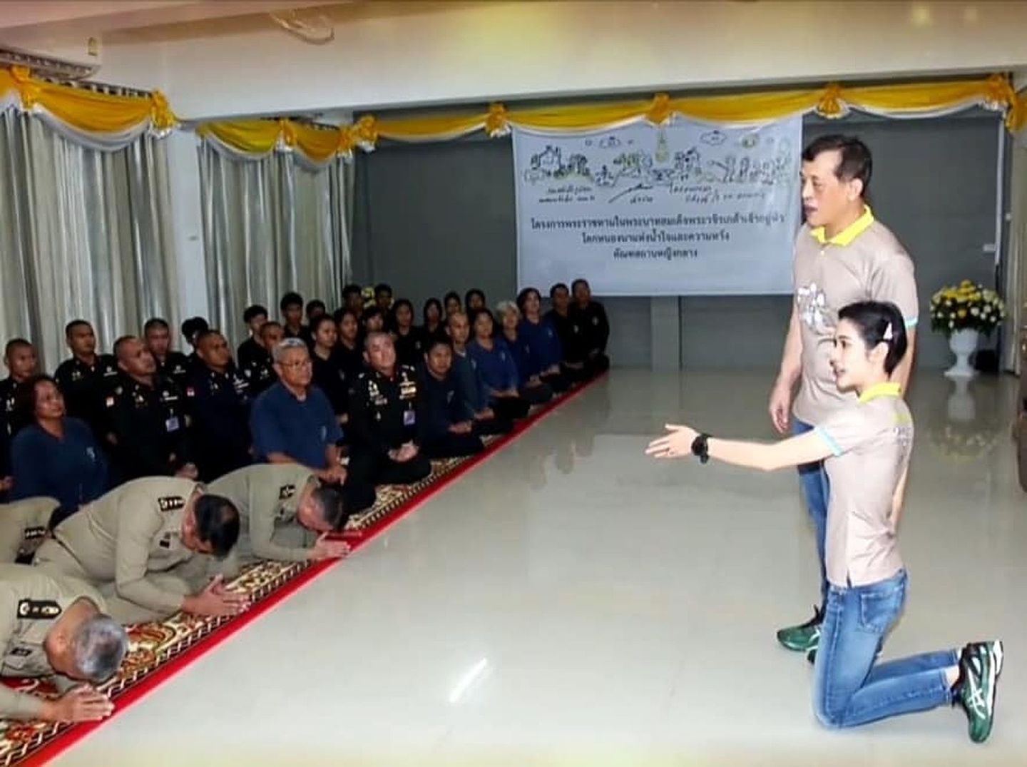 2021年1月12日，泰国国王哇集拉隆功与王妃诗妮娜参观一座监狱期间，与一些官员互动。（Facebook@Pavin Chachavalpongpun）