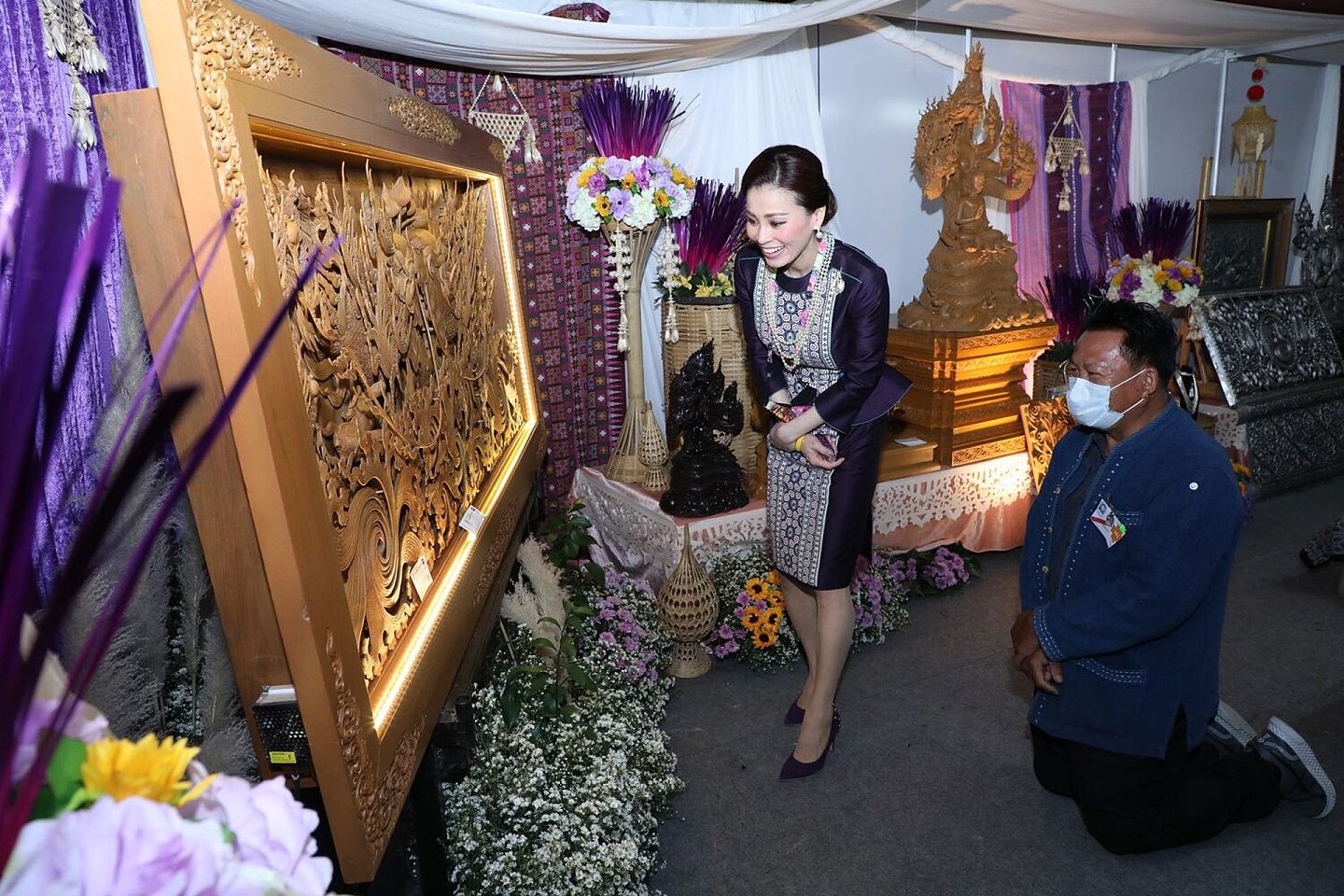 2020年12月10日，泰国王后苏提达观看展出的工艺品。（Twitter@Royal World Thailand）