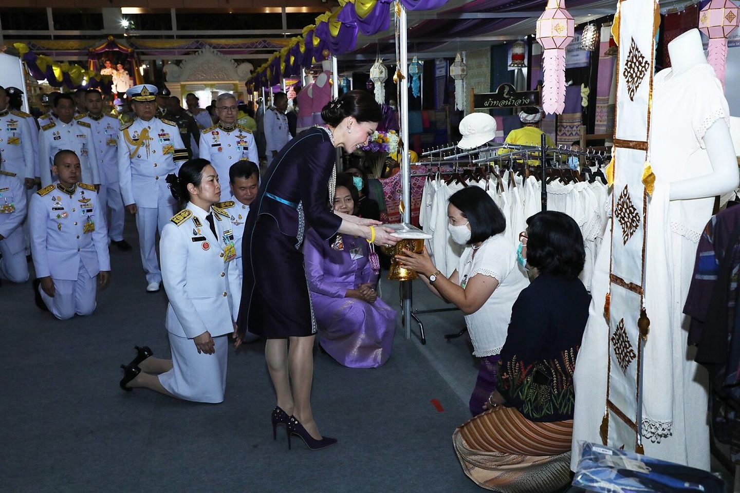 2020年12月10日，一些泰国民众向王后苏提达赠送礼物。（Twitter@Royal World Thailand）