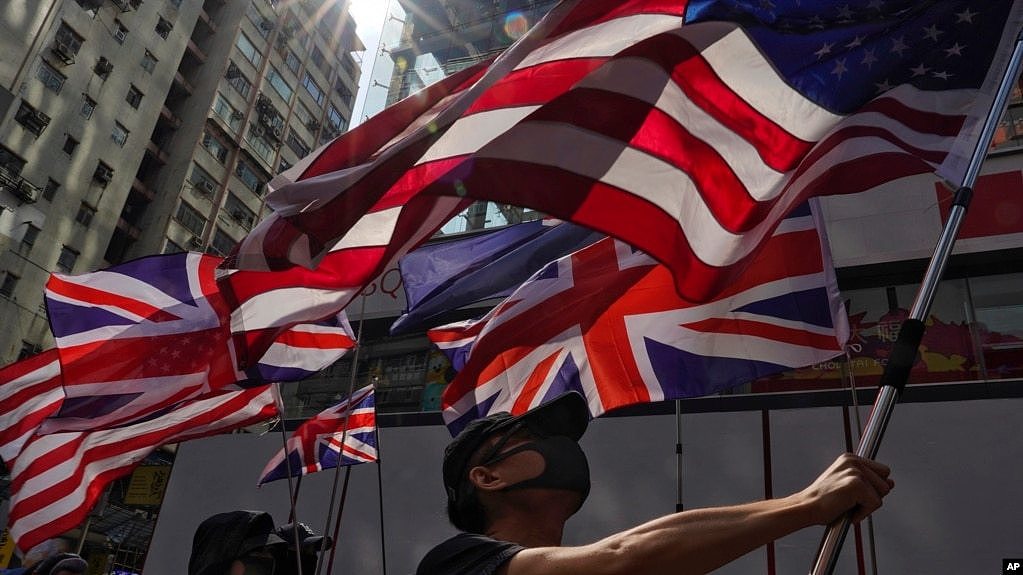香港示威者手举英国和美国国旗举行抗议集会。（2019年10月20日）