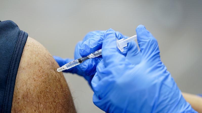 接种辉瑞(Pfizer)或莫德纳(Moderna)疫苗，迄今至少有36人发展出罕见且威胁生命的免疫性血小板减少症。 （美联社）