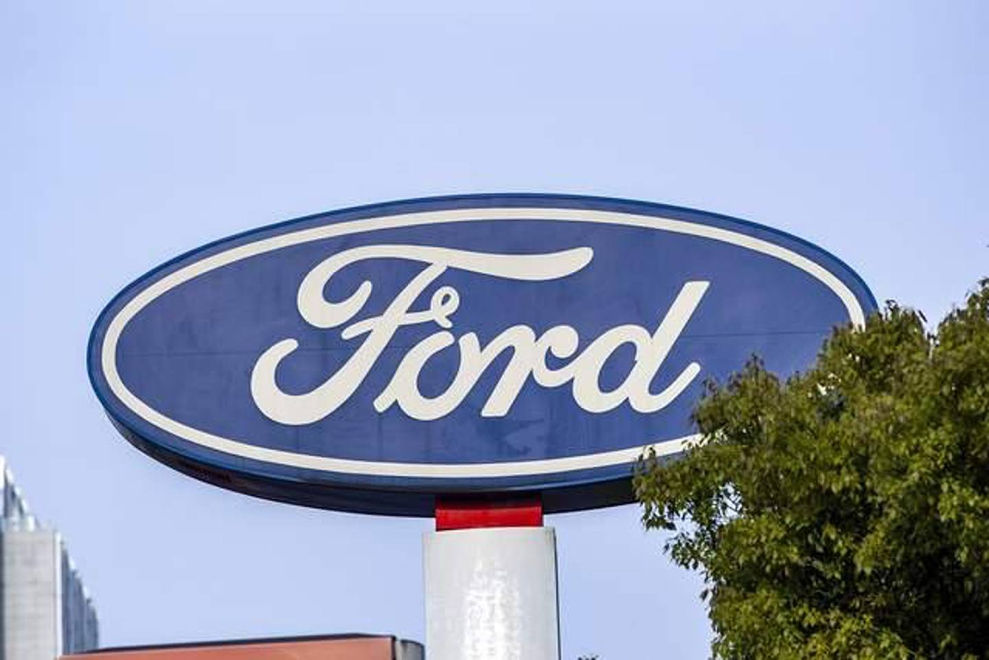 全球近期出現晶片荒，福特等部分汽車製造商工廠更在周一開始停產。（網上圖片）