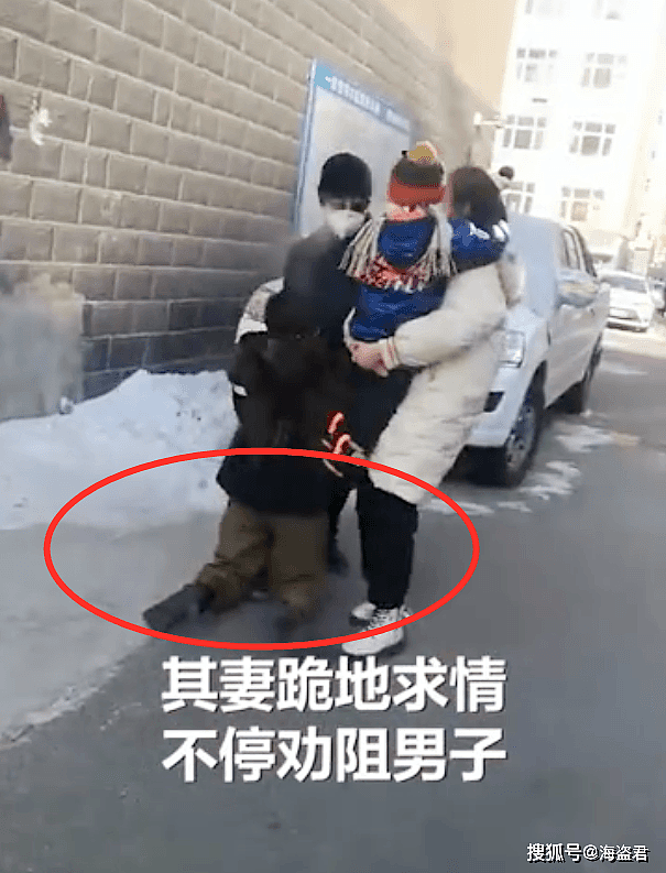 中国东北男子做核酸插队被拒踹翻志愿者，妻子哭嚎求情被他一把掀翻，结局大快人心（视频/组图） - 1