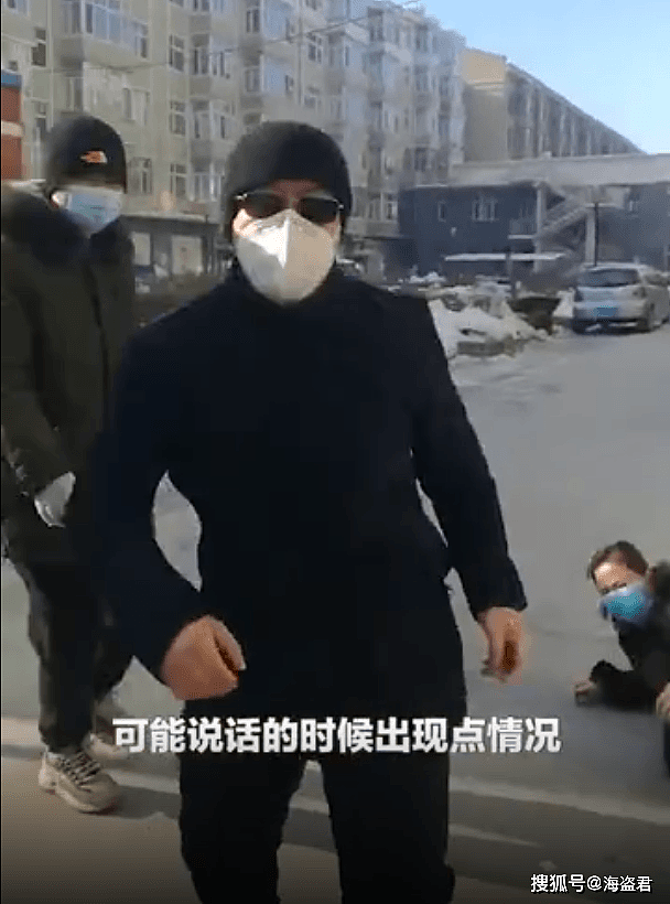 中国东北男子做核酸插队被拒踹翻志愿者，妻子哭嚎求情被他一把掀翻，结局大快人心（视频/组图） - 5