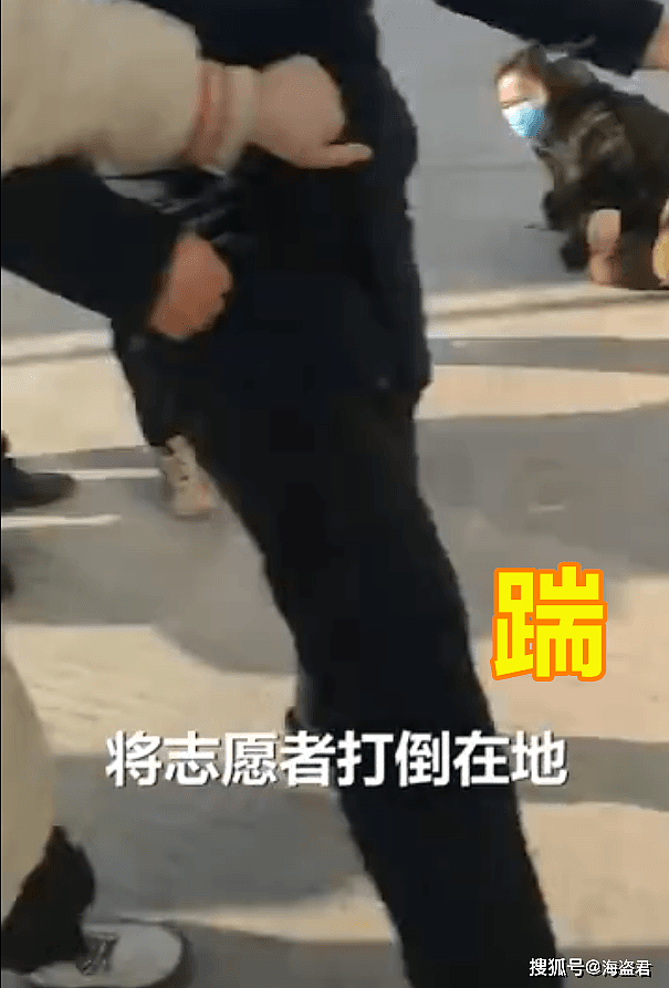 中国东北男子做核酸插队被拒踹翻志愿者，妻子哭嚎求情被他一把掀翻，结局大快人心（视频/组图） - 6