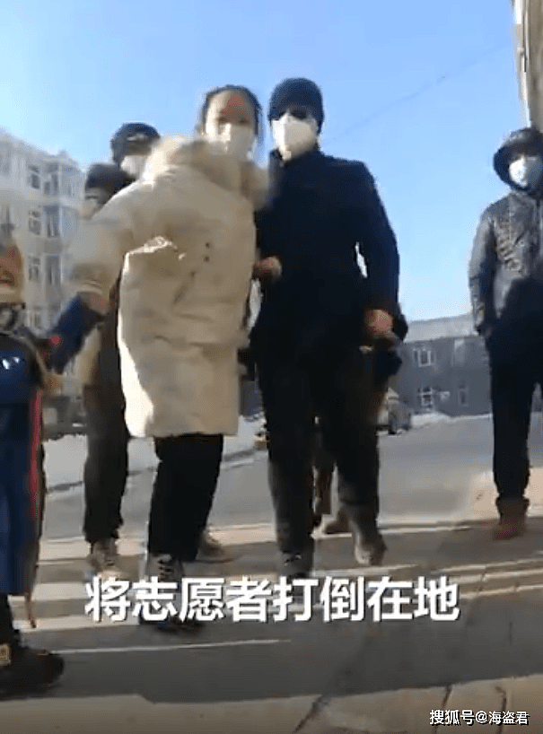 中国东北男子做核酸插队被拒踹翻志愿者，妻子哭嚎求情被他一把掀翻，结局大快人心（视频/组图） - 7