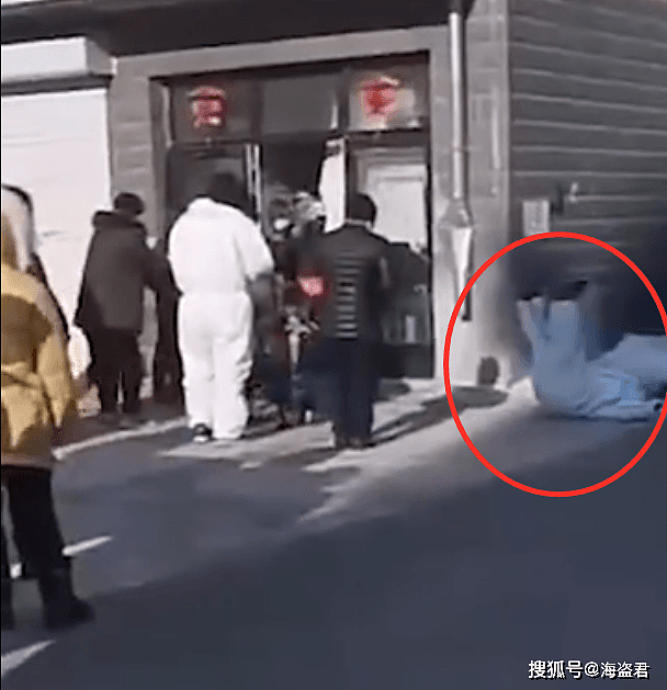 中国东北男子做核酸插队被拒踹翻志愿者，妻子哭嚎求情被他一把掀翻，结局大快人心（视频/组图） - 8