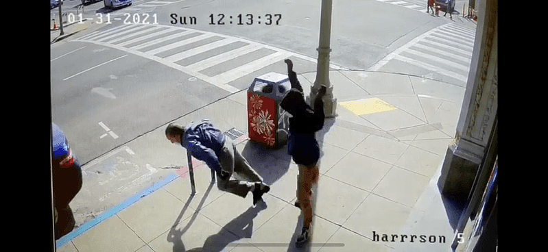 屋仑华埠91岁老人被推倒的视频，在社媒广为流传。 （记者刘先进／翻摄）