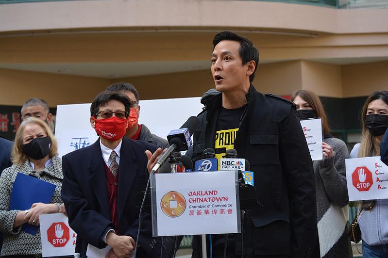 著名华裔影星吴彦祖也特地参加屋仑华埠记者会，呼吁团结起来，对抗针对亚裔社区的犯罪...