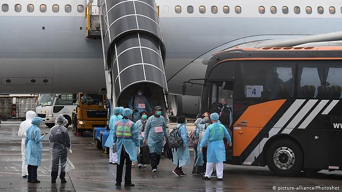 Flugzeugpassagiere werden zum Quarantänezentrum in Hongkong gebracht